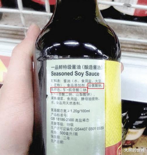 买酱油，生抽、味极鲜哪个好？区别挺大的，别用错了，难道味道差