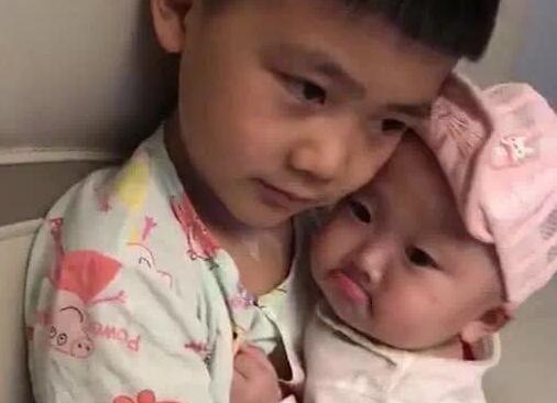 「超级宝妈」妹妹被宝爸训斥后，满脸委屈找哥哥求安慰，网友：你换成姐弟试试