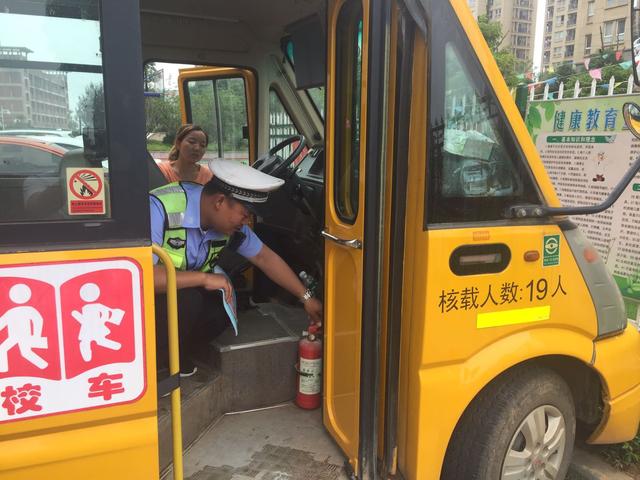 【超级宝妈】幼儿园开学第一天，交警保驾护航