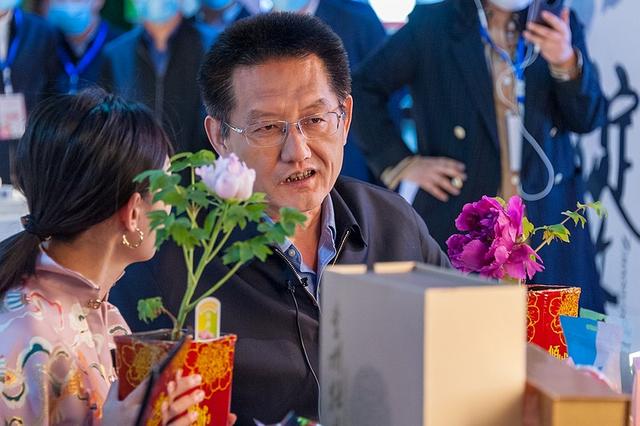 「齐鲁网」因为一朵花，菏泽市委书记和市长携手阿里，偕20位网红直播带货、云赏牡丹