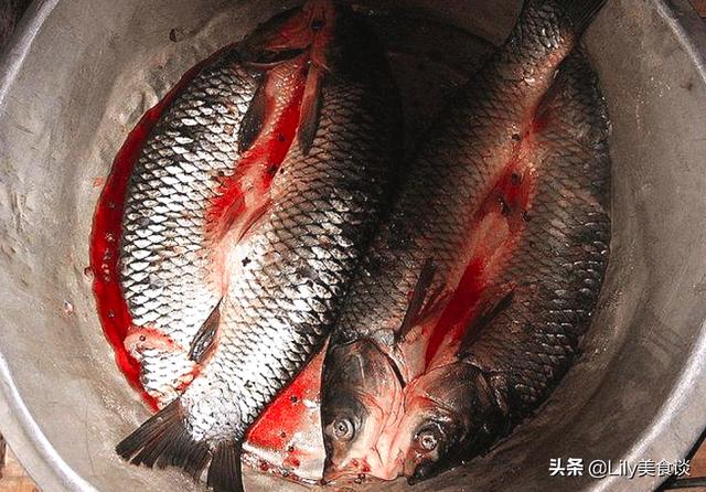 冬天腌鱼时，直接抹盐就错了，多做一步，鱼肉鲜香紧实，还没腥味