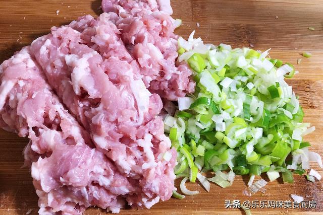元旦后年关将至，教你调万能猪肉馅，多加“4味料”，加啥菜都香