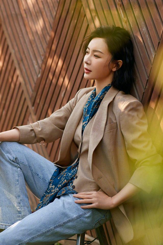 时尚探究社陈数是“知性女人代言”西服夹克搭配牛仔裤干练潇洒，高级精致