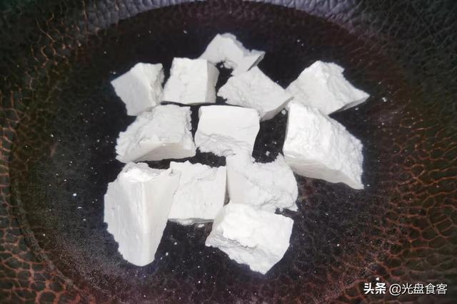 大雪后，老豆腐炖白菜，记住“1炒1放”，鲜香浓郁，汤汁都不剩