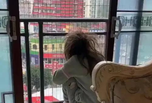 幸福的灯火|孩子宅在家难以忍受，大喊：我想出去玩！听到对面的回应，心凉了