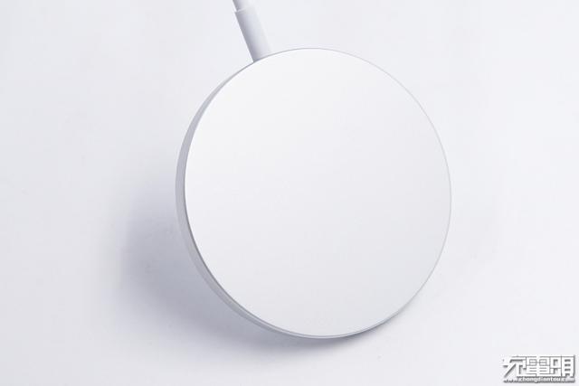 苹果MagSafe磁吸式无线充是指向未来的吗？