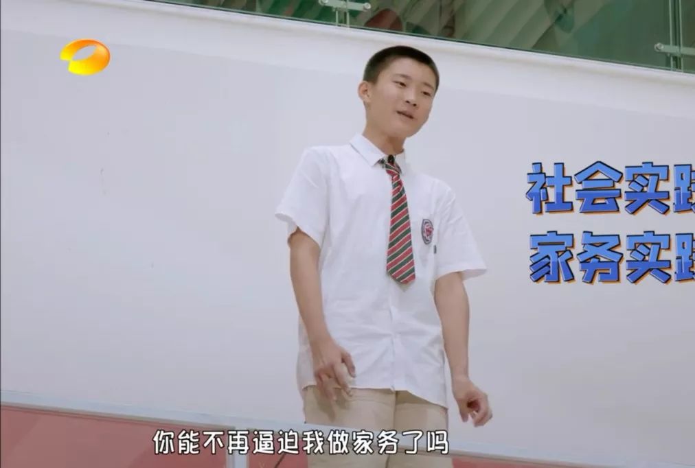 暖先生格调▲蔡少芬狠心逼6岁女儿下厨，竟遭上万网友谩骂：为什么让孩子做饭，我想这才是最完美的答案
