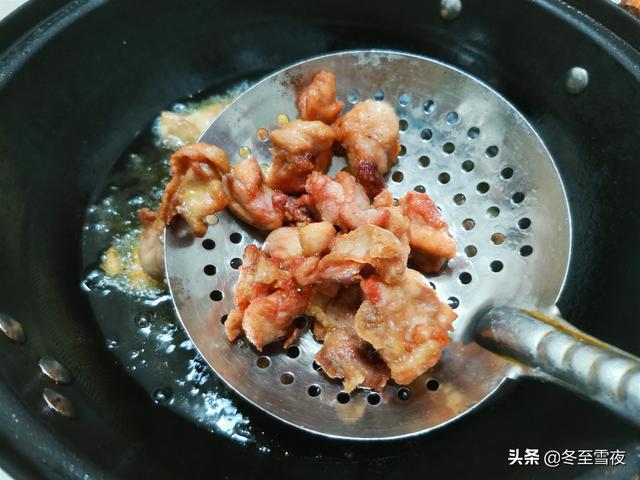 鸡腿|教你在家做辣子鸡丁，辣椒炒不糊，鸡丁外焦里嫩，方法一学就会