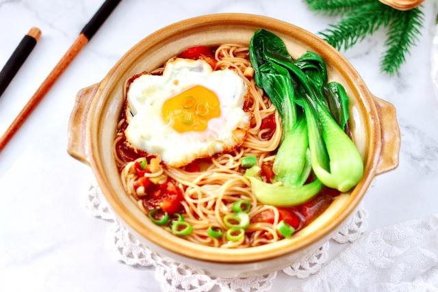 分分钟就能做好的营养早餐，热乎乎香喷喷，茄汁酸汤鸡蛋面，真香