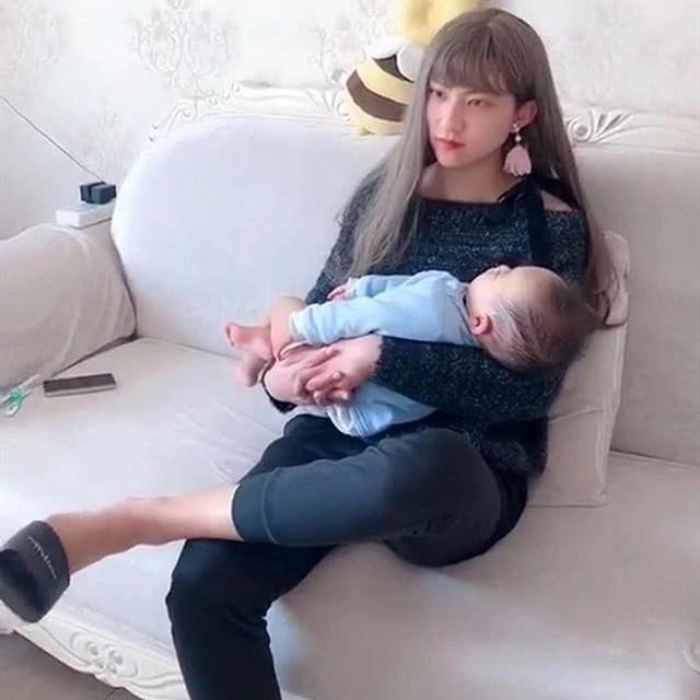 你的育儿经▲宝爸化妆假扮成“妈妈”模样，成功哄睡宝宝，宝妈回家后哭笑不得
