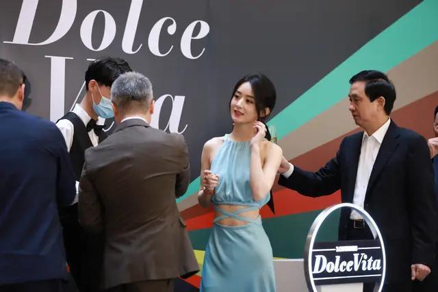 青岩梦罢|赵丽颖瘦出新高度，腰太细，衣服挂不住