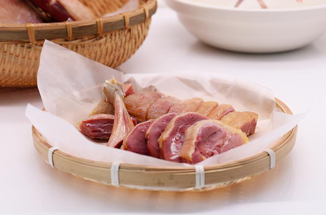 做腊鸭腿不能直接抹白酒，多做2步，没腥味咸香可口，保存时间久