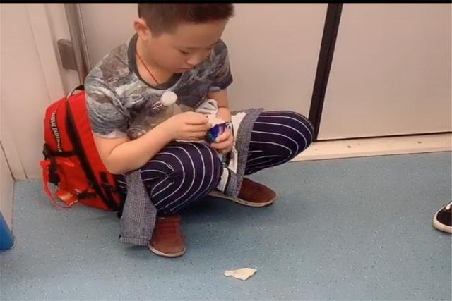 超级宝妈■地铁上两个小男孩都火了，一个被赞一个被骂，孩子背后是家长教育
