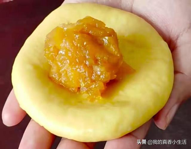 苹果冬天生吃易肠胃不适，教你一个新吃法，酸甜开胃，比蛋糕好吃