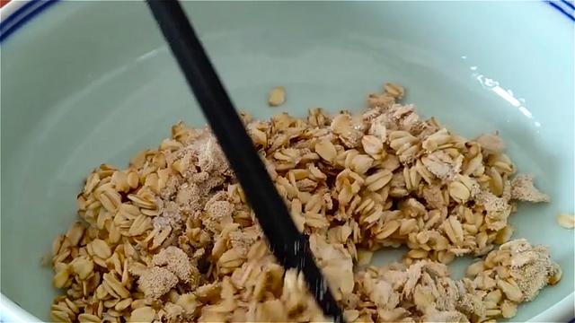 燕麦这样做太好吃了，往里面加3个鸡蛋，比油条好吃，比馅饼简单