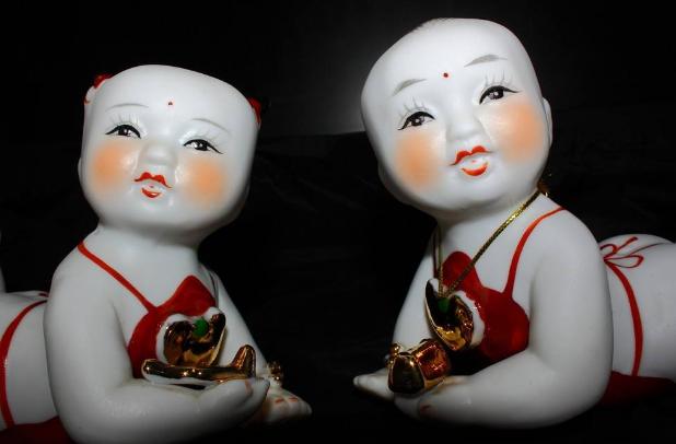 最爱笑的人|宝妈给娃买了对“瓷娃娃”，第2天女儿被吓哭，网友：我看着都怕