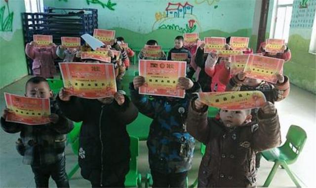 「超级宝妈」孩子努力拿回“第一张”奖状，宝妈自豪不已，看清字后却怒了