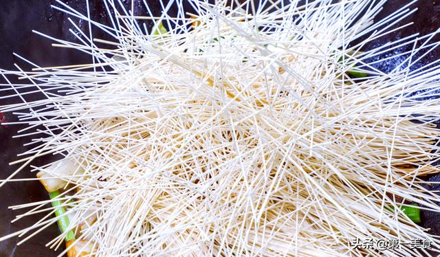 想吃炒面要先煮吗？真正的懒人用干挂面，10分钟做出美味炒面