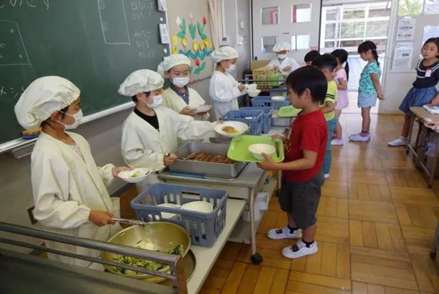 日本小学生的午餐机制有啥不同？三种优势，值得中国妈妈借鉴