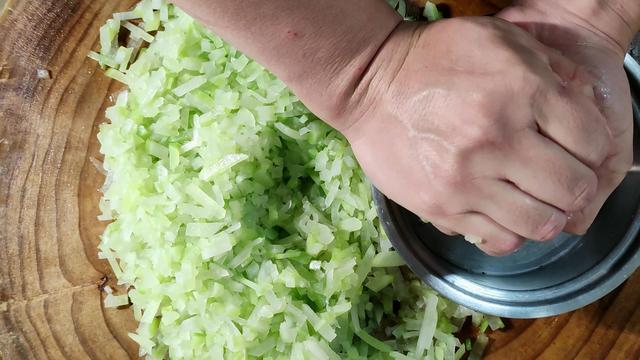 香炸素萝卜丸子这样才最酥脆好吃，不加水不回软，外焦里嫩不油腻