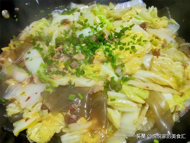 白菜炖粉条，啥时放粉条是关键，诀窍掌握了，粉条筋道滑爽不糊锅