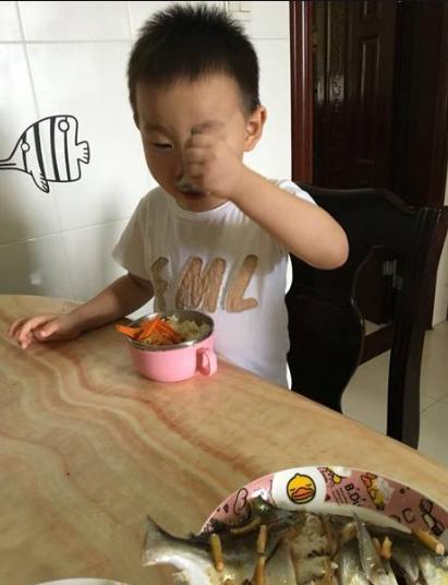 你的育儿经@＂吃多的长得高＂，2岁宝宝被奶奶追着喂饭，爸妈在旁敢怒不敢言