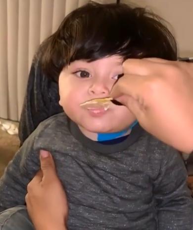 [你的育儿经]肥宅初体验，小男孩尝到人生第一口奶酪，整个眼睛都亮了起来