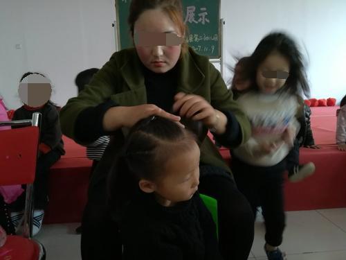 「超级宝妈」幼儿园老师给女儿编辫子,孩子回家却喊头疼,老师:别太矫情