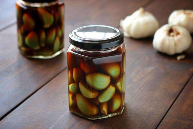 不知道怎么做出翠绿的腊八蒜，教你几个小窍门，爽口开胃又有营养