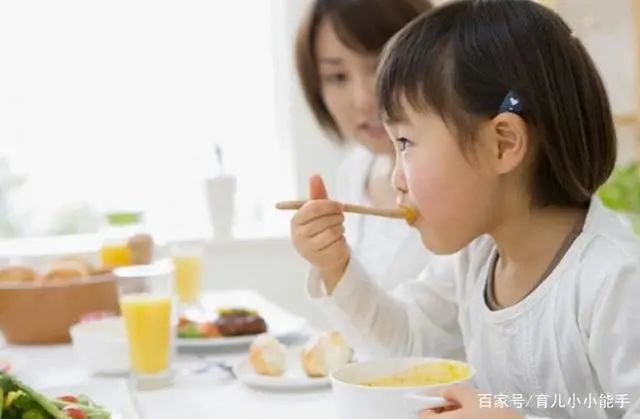 暖先生格调：“孩子不吃饭，总要追着喂”，李玫瑾教授教你一招改掉坏习惯