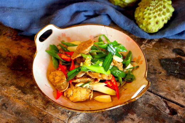 天冷，不想出去买菜，从竹竿取出此“腊货”，三两下炒一盘，特香