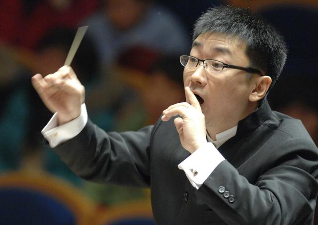 执棒国家大剧院“繁花初现”线上音乐会，李心草：指挥棒舞出“升华”人生北京日报客户端