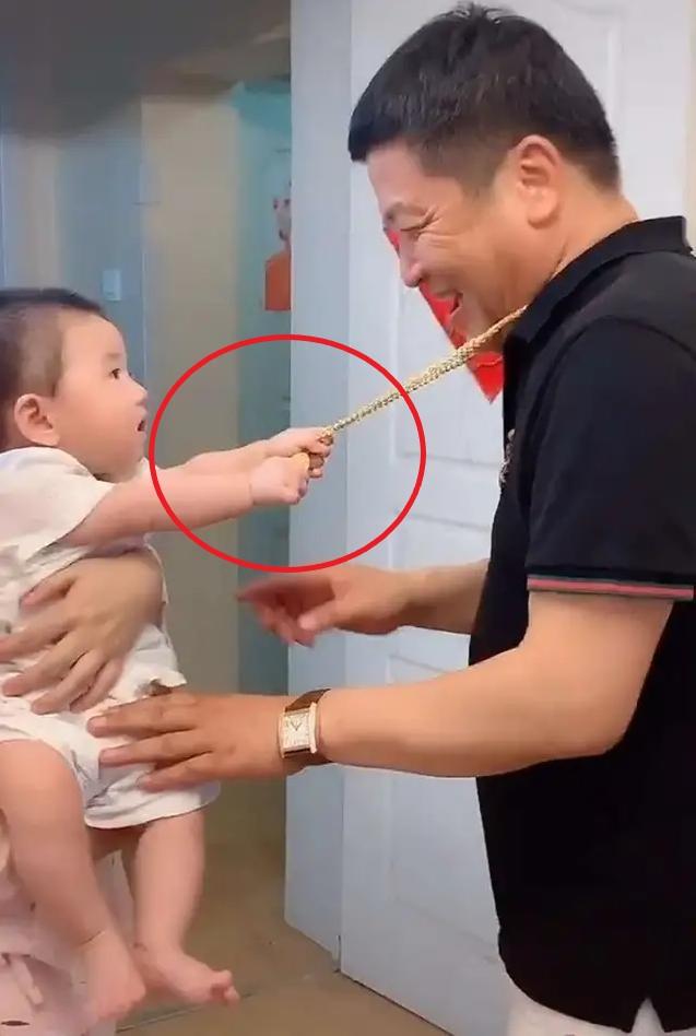 亲亲一家人|姥爷看望女儿，回去时被小外孙紧抓住金项链不松手，场面逗笑众人