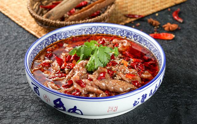 水煮肉片，香辣入味口感滑嫩，佐酒下饭超美味的家常菜，做法简单