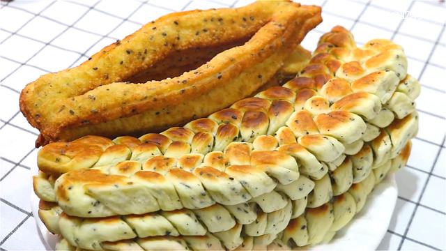 早餐别吃包子了，面粉里加入一把黑芝麻，比包子好吃，营养又美味