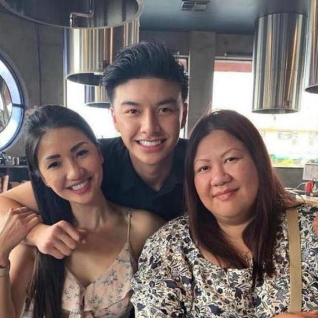 #你的育儿经#“最怕同龄人追我妈”，和妈妈合照像情侣，儿子言语中满是骄傲