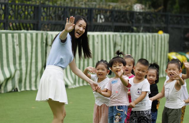 妈妈突袭贵族幼儿园，偷拍“豪华午餐”发家长群惹众怒：倒闭吧