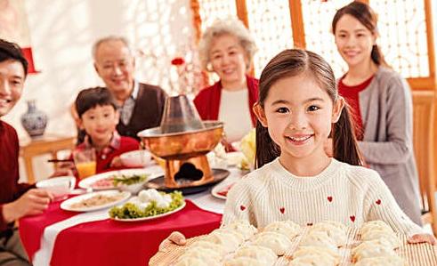 「超级宝妈」饭桌上孩子有这3种行为,父母要留心了,暗示着孩子情商不高