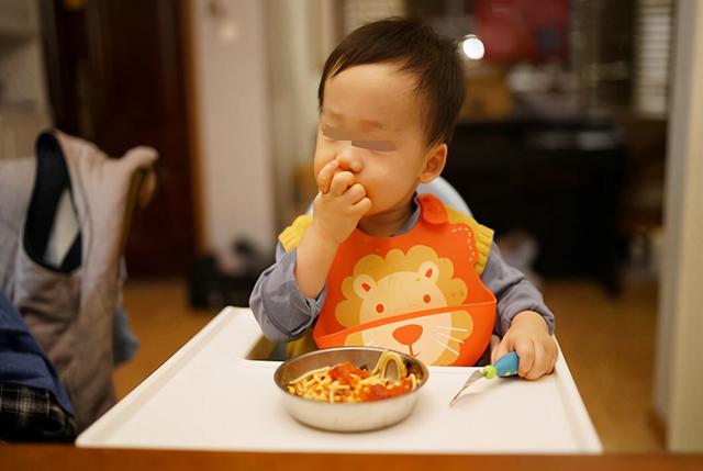 别再霸占孩子的勺子了，学会自己吃饭，与独立人格的形成息息相关