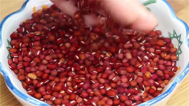 红豆不要炒豆沙了，教你一道水晶杂粮包，软糯香甜，好吃不胖