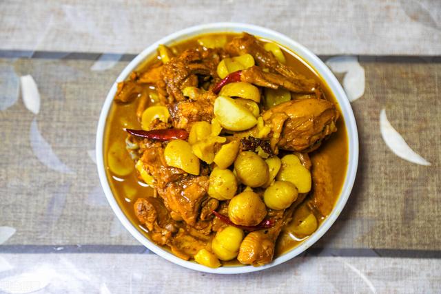 冬天是吃板栗的季节，教你这样做板栗，香甜美味下饭，比肉还好吃