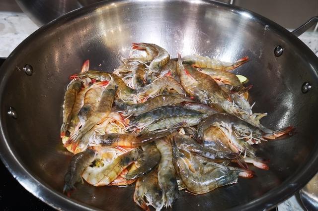 鲜虾，我家从不用水煮，大厨教我一招，虾肉鲜香醇厚，营养不流失