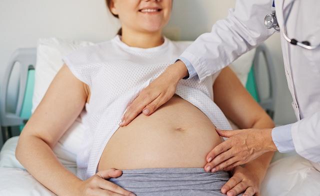 超级宝妈▲走着路就把孩子生了!网友:为何你生孩子如此轻松?