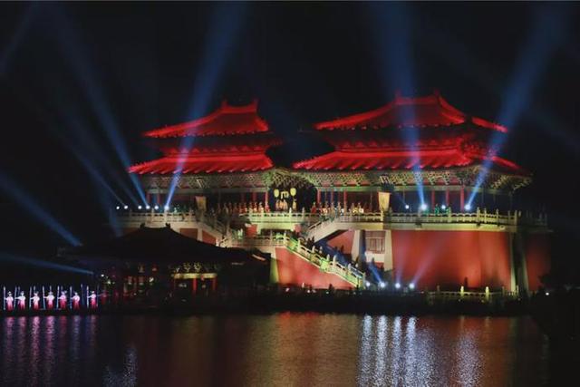 我的天！蔡徐坤、Angelababy、郭麒麟等跑男家族成员齐聚清明上河园！穿宋装、玩穿越，一起揭开这里的神秘面纱|影视交流地