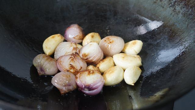 冬天是吃板栗的季节，教你这样做板栗，香甜美味下饭，比肉还好吃