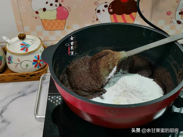 豆沙糯米饼，馅料甜而不腻，外层软糯又香脆，做法也简单