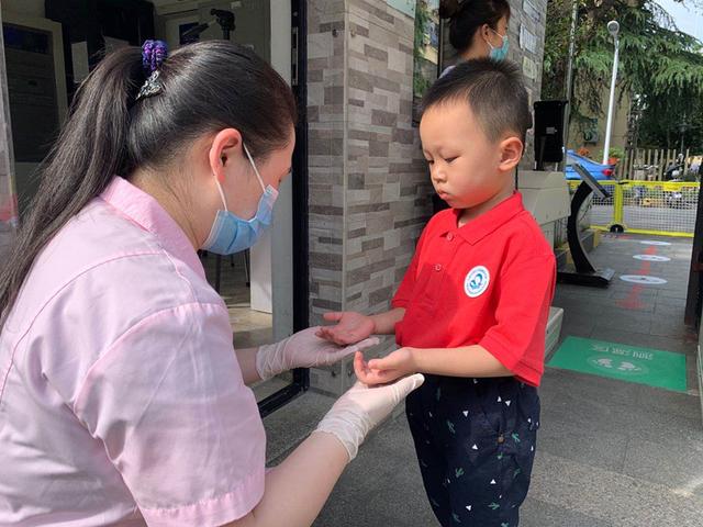 文汇网|最强力的保护，呵护“柔软”的他们！沪公办幼儿园今开园，小学一二三年级学生复学