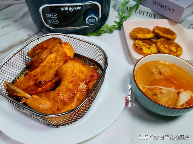 午餐有炸鸡有蔬菜饼，简单易做味道好，馋到朋友了