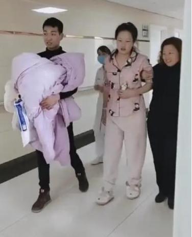 『超级宝妈』“地表最强产妇”顺产完直接走回病房，网友：开挂了！