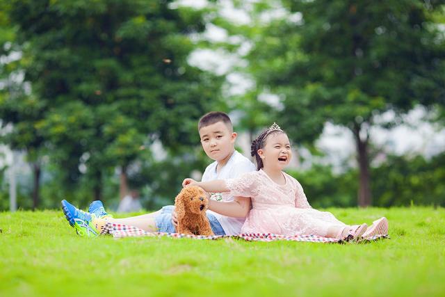 幸福大联盟|妈妈让兄妹一起午睡，偷偷推开门看情况，这画面被哥哥萌到了